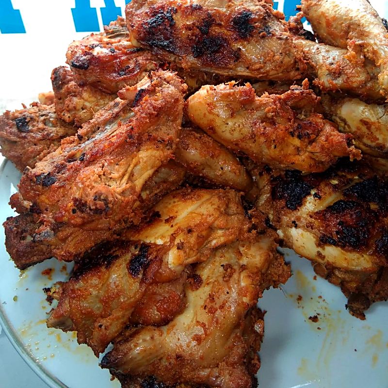 Ayam bakar bumbu Padang di atas piring
